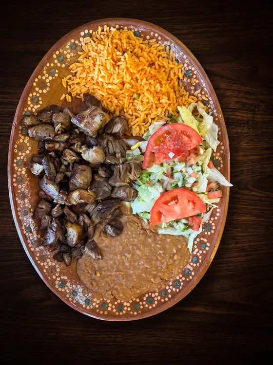 Small dark crisp-fried pieces of meat with rice, refried beans, lettuce, tomato and pico de gallo.